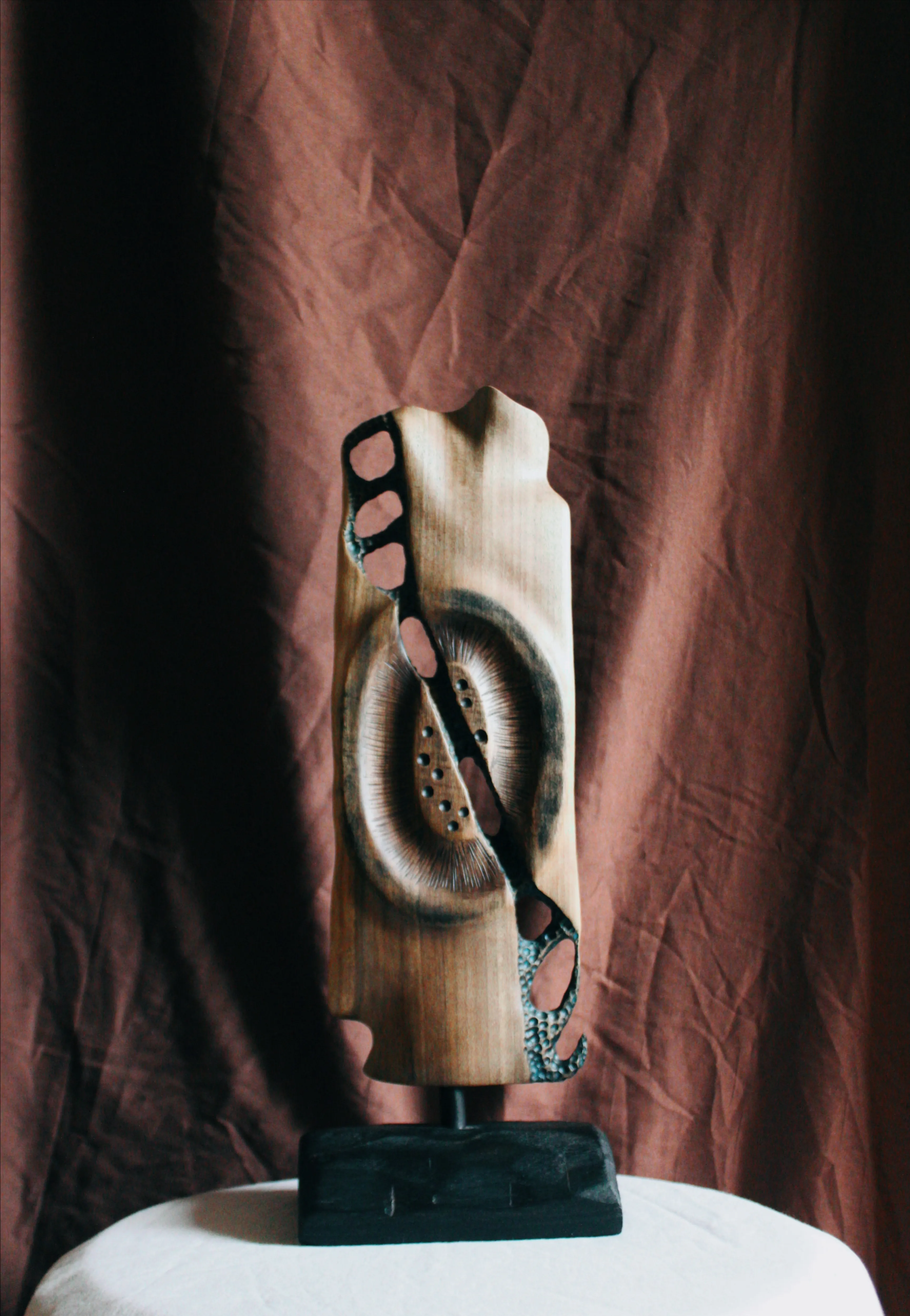 Зображення "Према" від Andrii Hunka, розмір: 39*14*10, матеріали: Дерево,акрил,натуральне масло, медіум: Скульптура, місто: Львів, серія: Mitosis, ціна: $400 Фото 1 з 5.