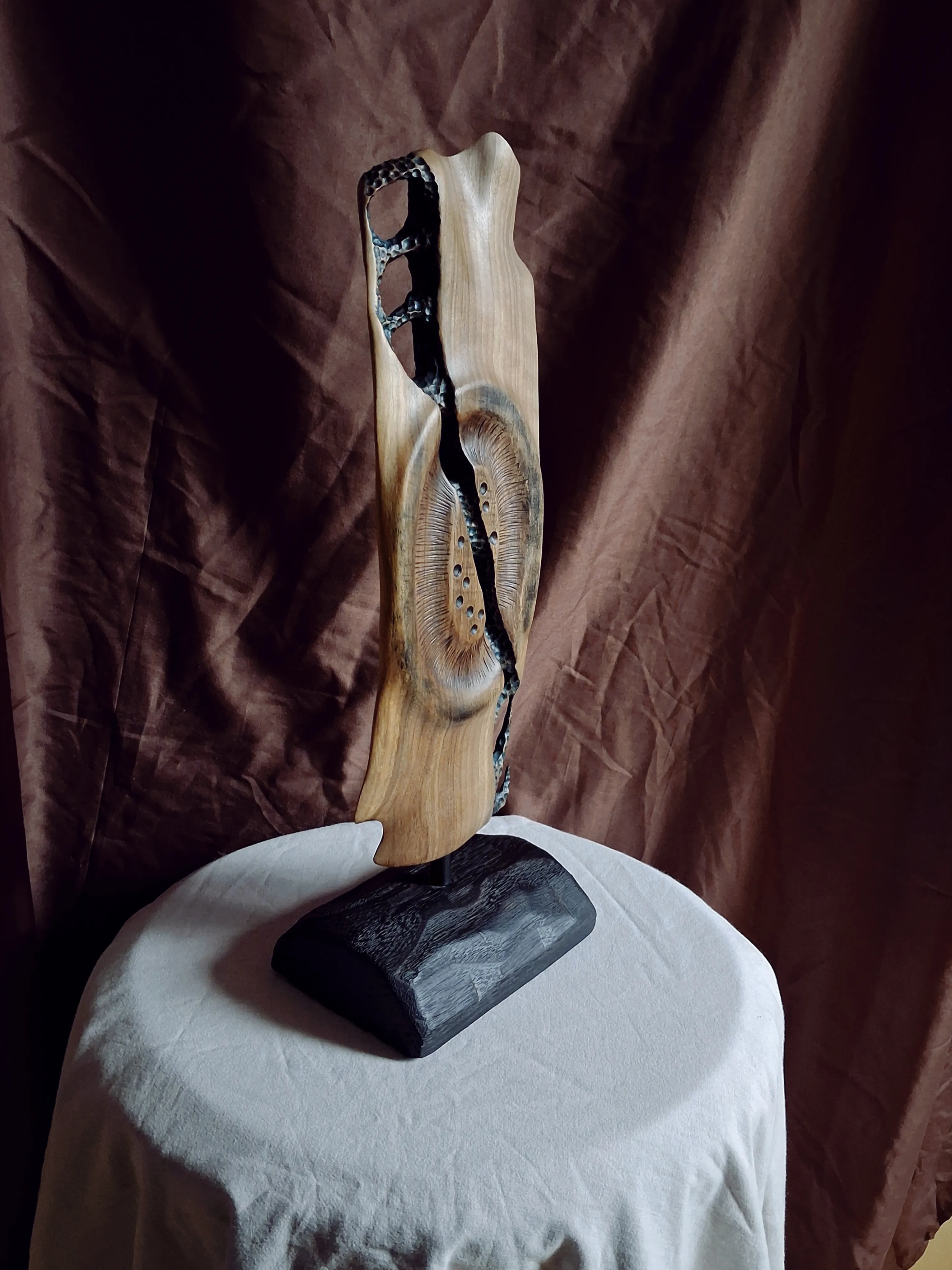 Зображення "Према" від Andrii Hunka, розмір: 39*14*10, матеріали: Дерево,акрил,натуральне масло, медіум: Скульптура, місто: Львів, серія: Mitosis, ціна: $400 Фото 2 з 5.